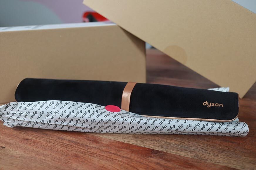 Man sieht den Dyson Corrale in seiner Schutzhülle. 